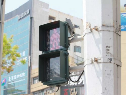 高雄市打造友善行人環境，無線通訊小綠人助攻